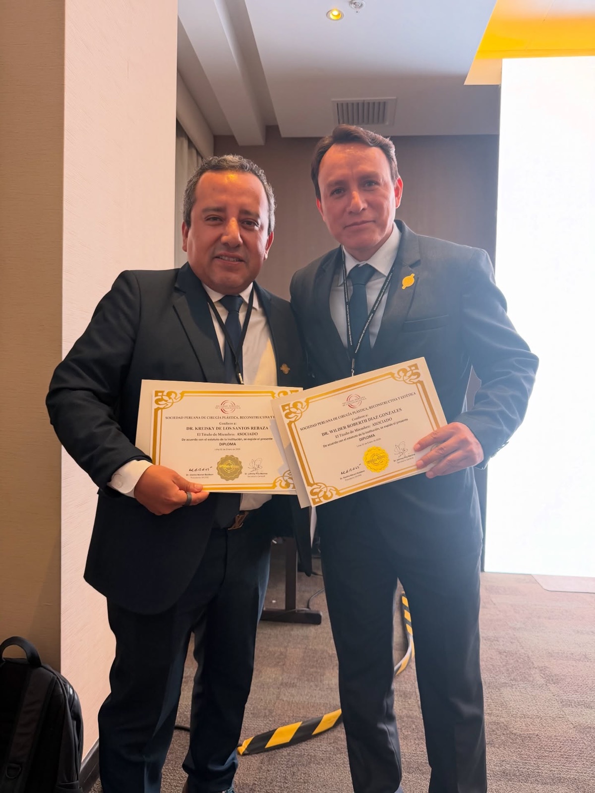 Dr. Wilder Díaz recibiendo su diploma de miembro de la Sociedad Peruana de Cirugía Plástica
