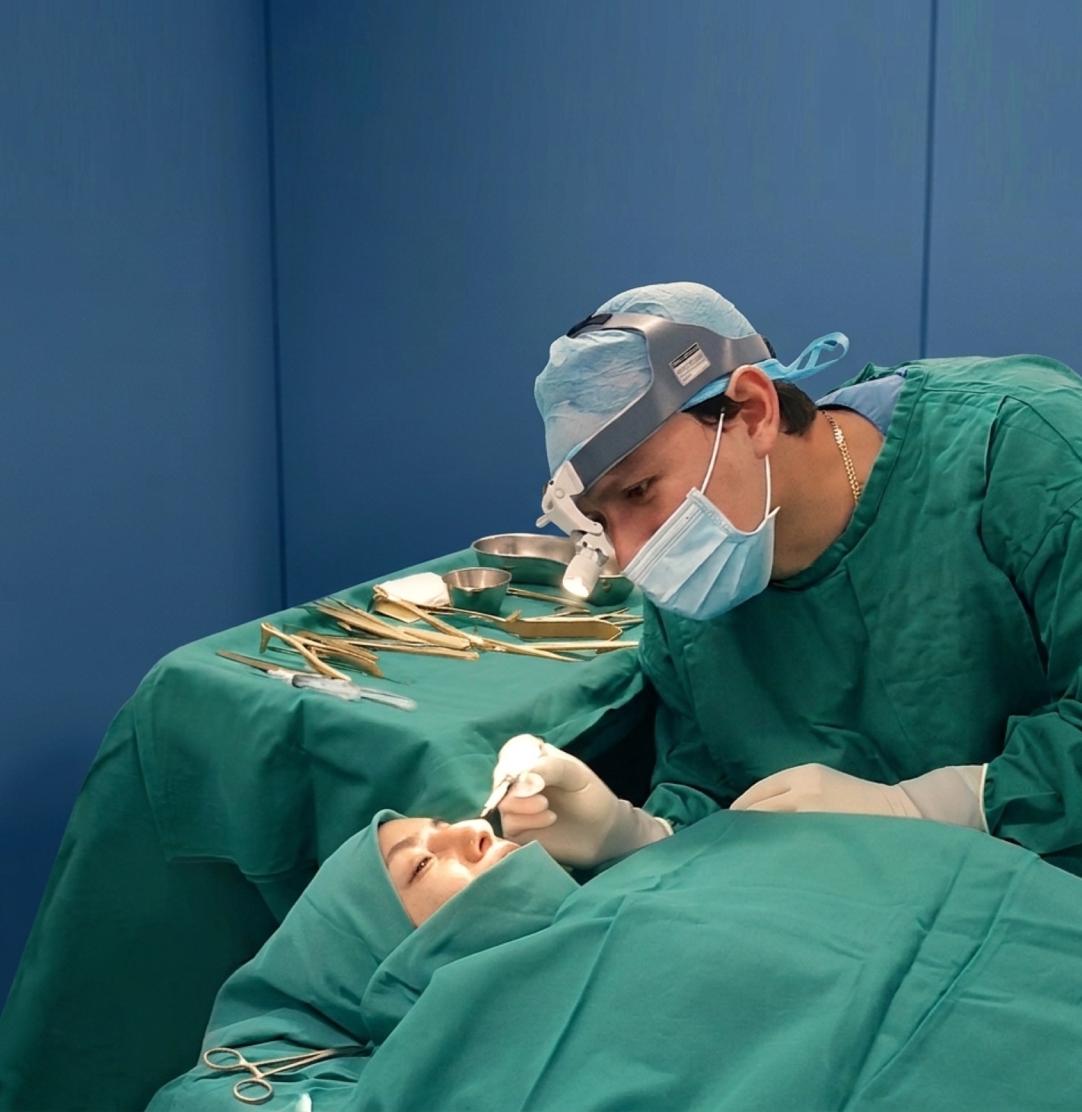 Dr. Wilder Díaz realizando marcación pre-operatoria junto a su equipo