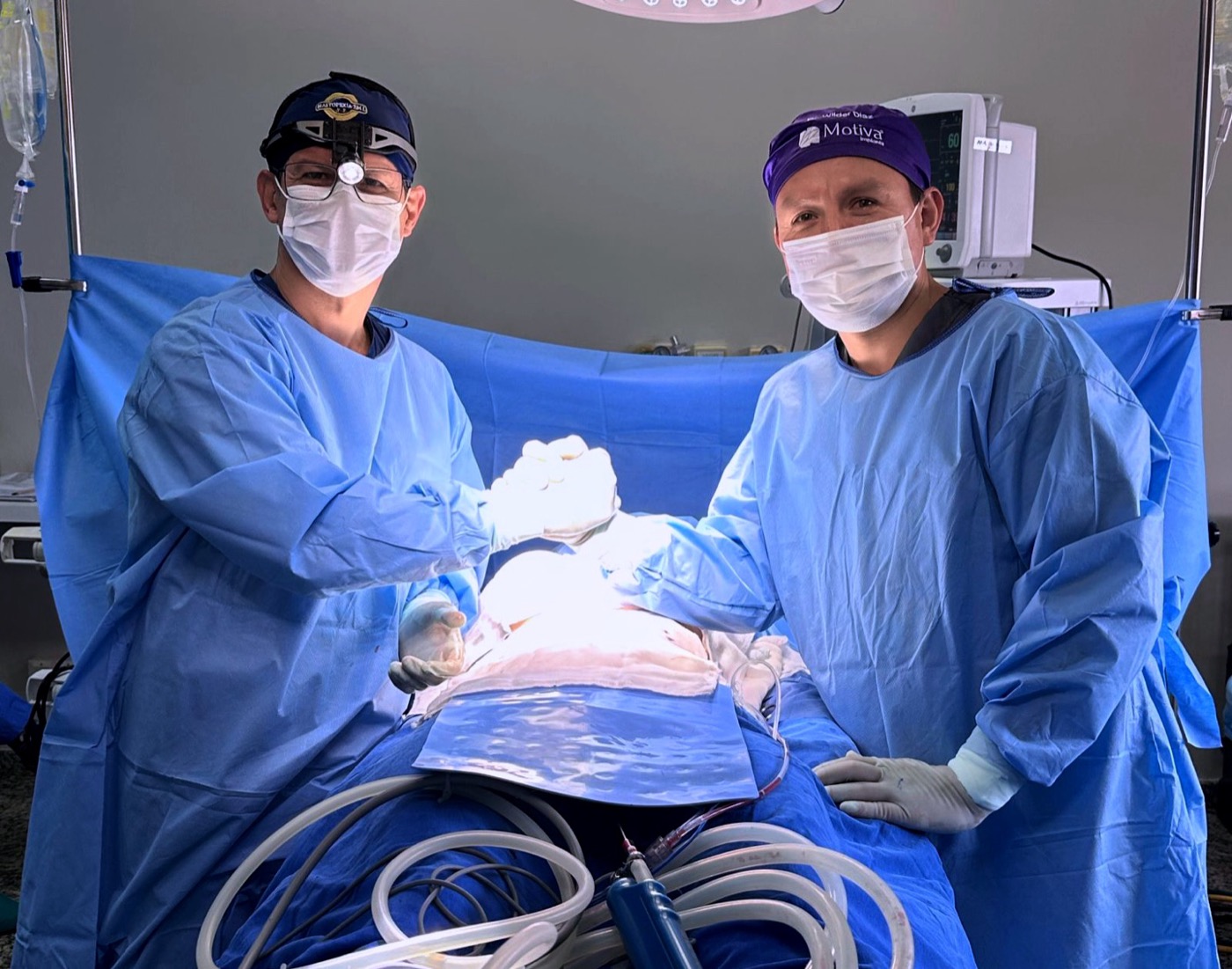 Dr. Wilder Díaz en quirófano junto a equipo médico